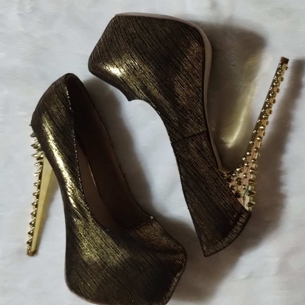Scene gold spiked heels size 7